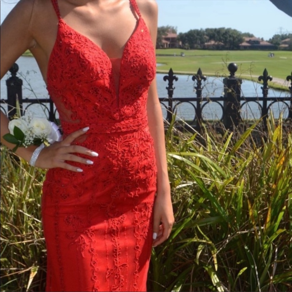 Elle wilder prom dress size:00 but fits size:0